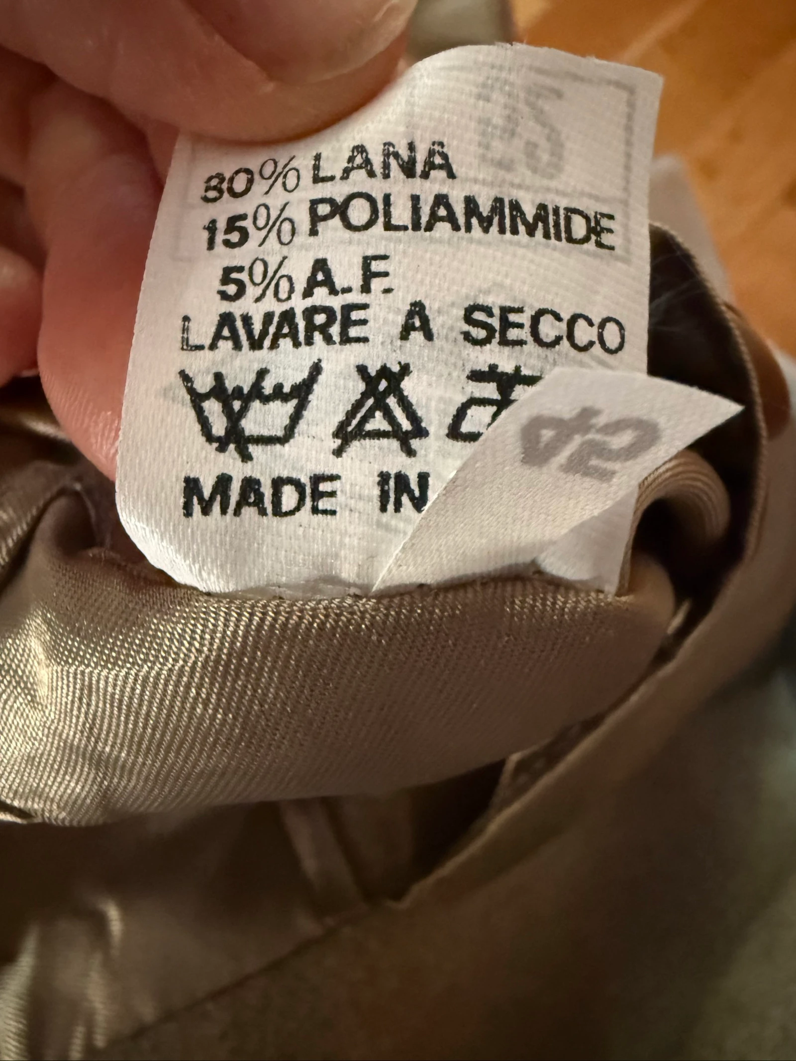 Chaqueta vintage, talla 52 italiana, nunca usada. Los bolsillos delanteros todavía están cosidos, sin embargo, hay algunas imperfecciones – photo 5